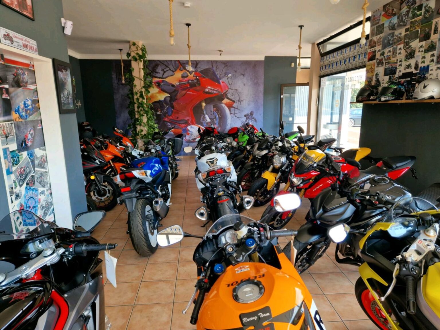 Motorradhändler in der Nähe finden - motowert.de